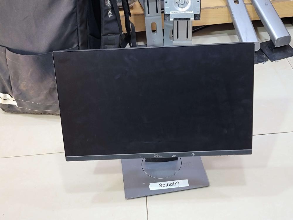 Dell 22 Inch IPS Monitor - HDMI, VGA, USB 4.0 - Image 1