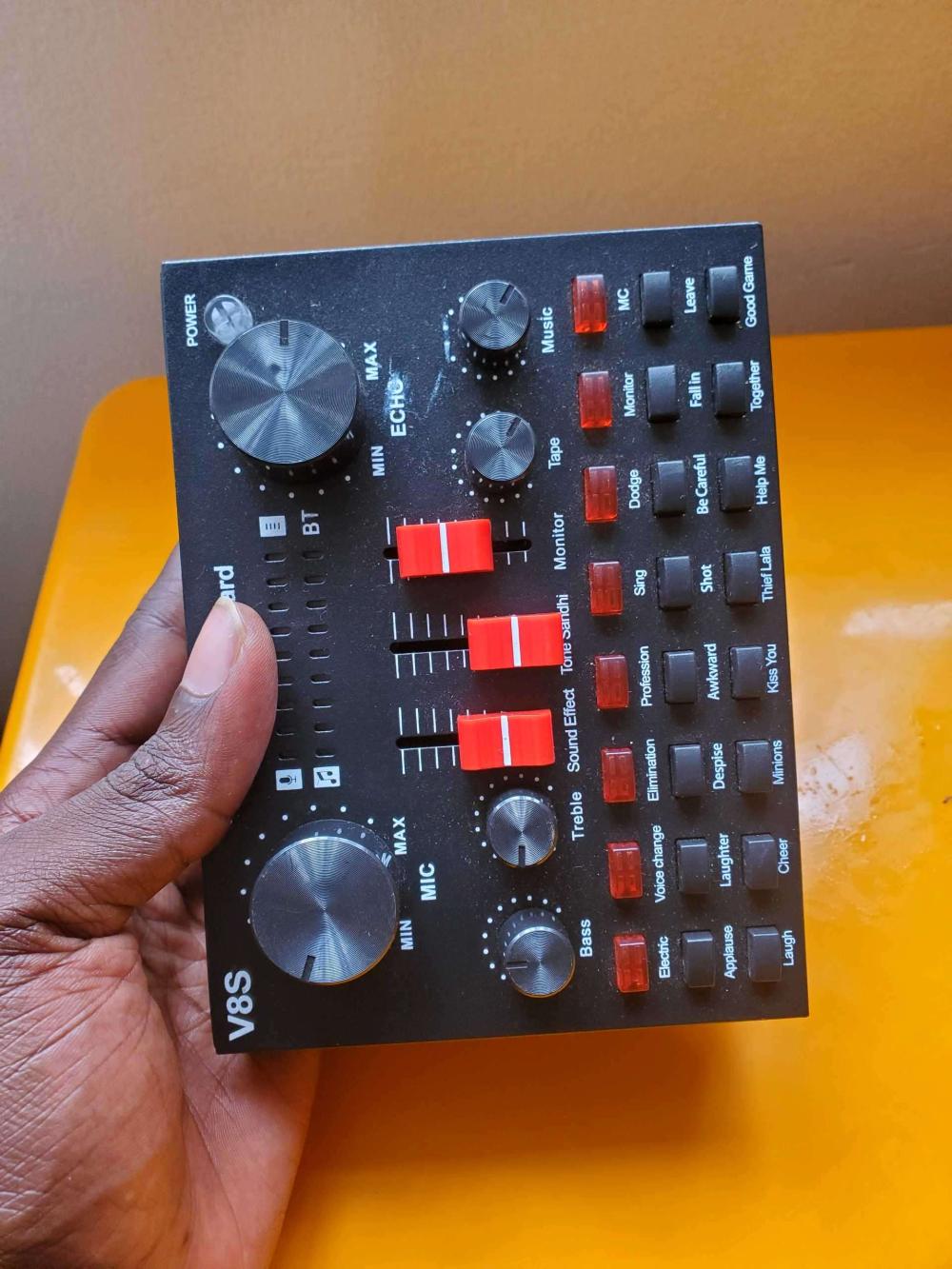 V8S Professional Sound Card - Image 1