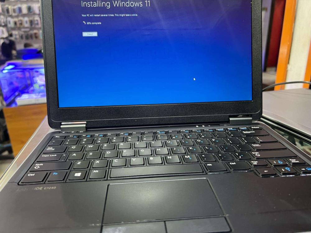 Dell Latitude E7240 - 8GB RAM, 256GB SSD - Image 1