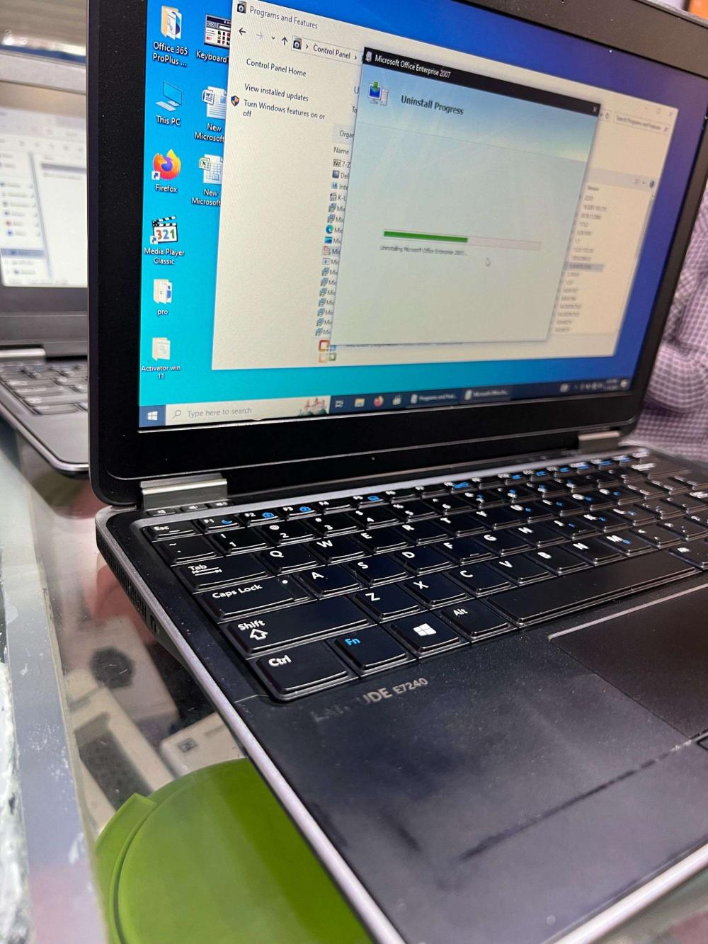 Dell Latitude E7240 - 8GB RAM, 256GB SSD - Image 2
